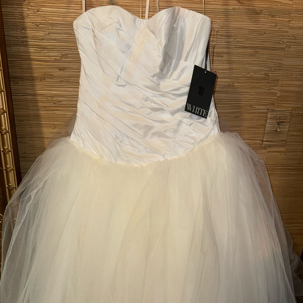 Vera wang strapless wedding dress